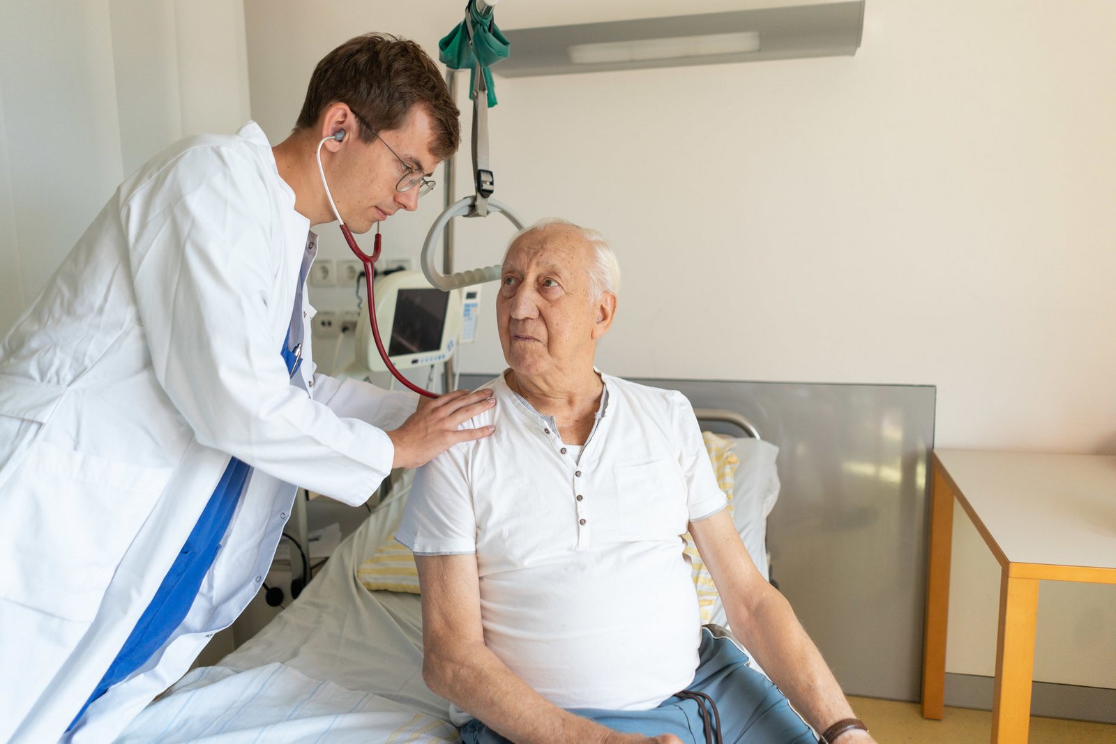 Ärztliche Untersuchung in der Klinik für Geriatrie