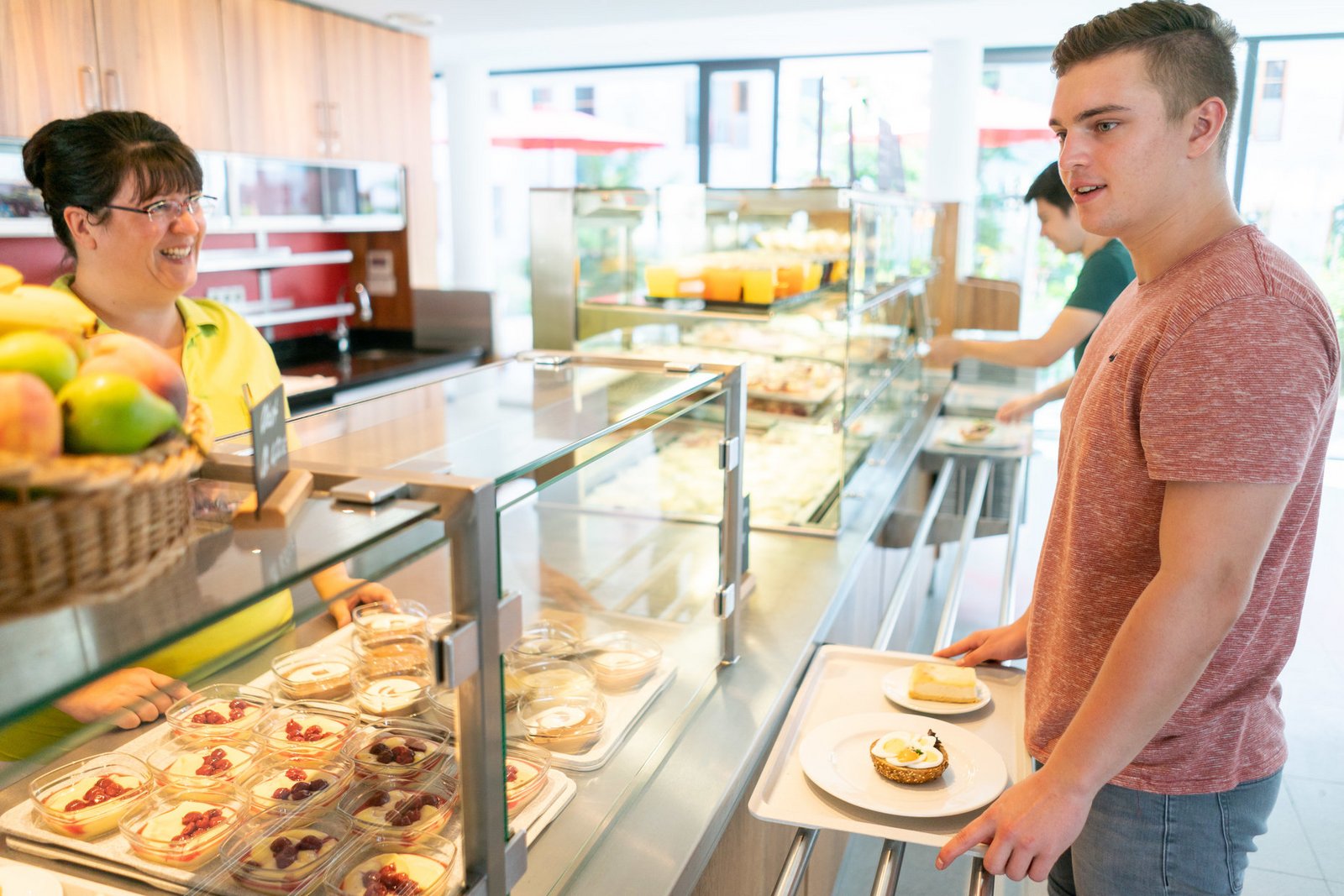 Besucher bestellen belegte Brötchen in der Cafeteria