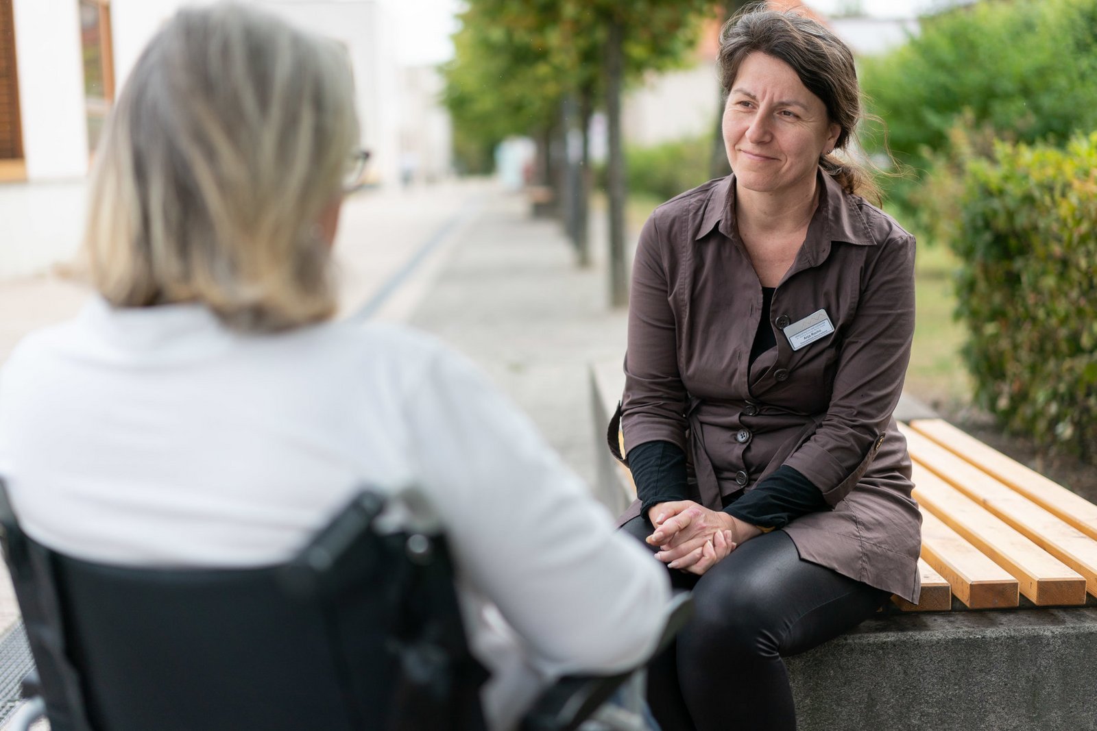 Patientengespräch mit ehrenamtlicher Mitarbeiterin