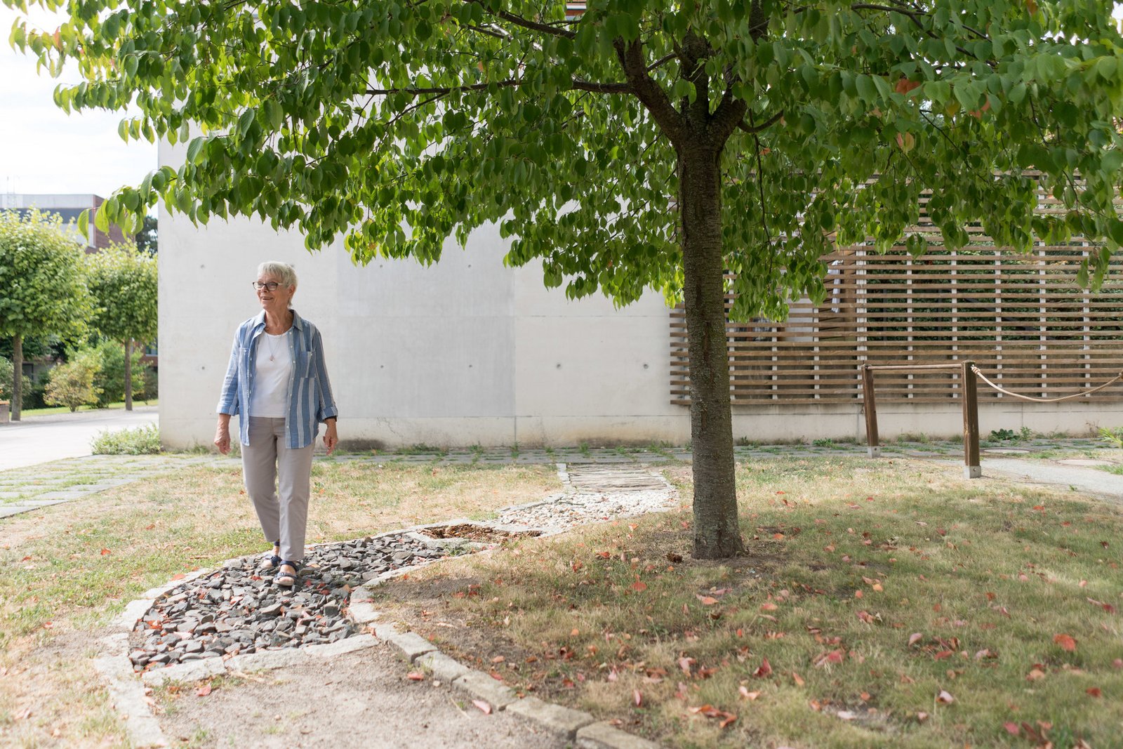 Patientin im Park im Krankenhaus Hedwigshöhe