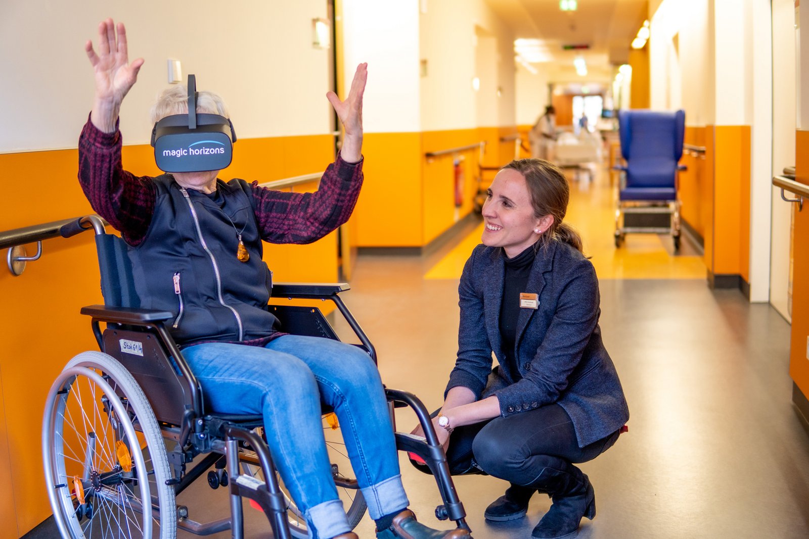 Eine Patientin mit einer VR-Brille